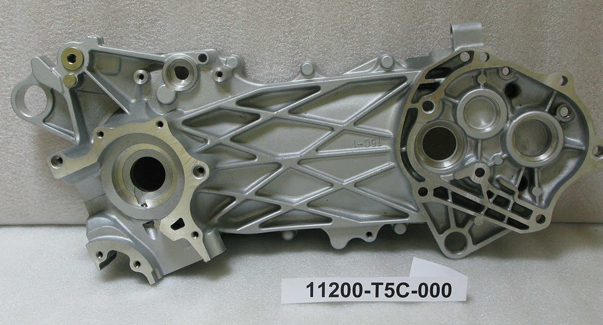 Картер двигателя левая половина