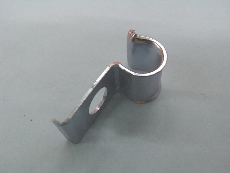 Кронштейн дренажной трубки карбюратора