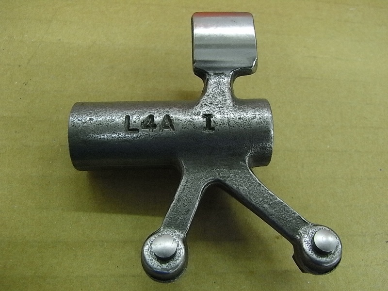 Коромысло впускного клапана в сборе