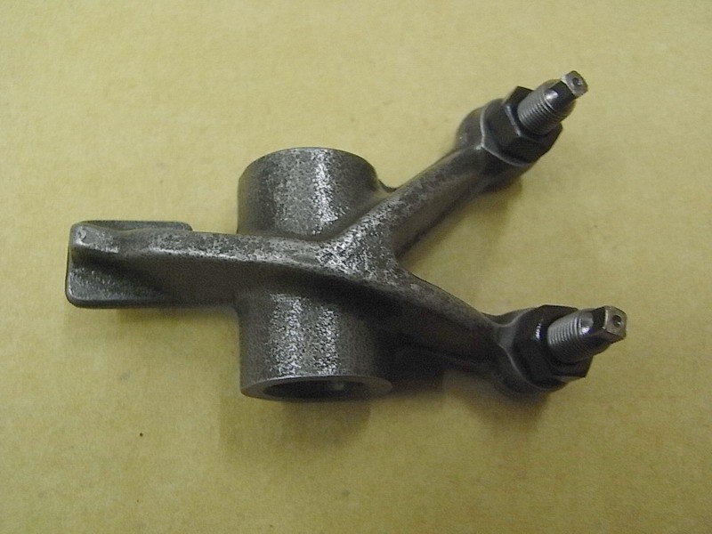 Коромысло впускного клапана в сборе