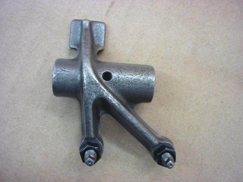 Коромысло выпускного клапана в сборе