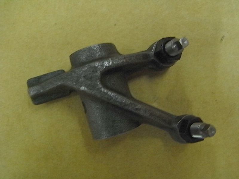 Коромысло выпускного клапана в сборе