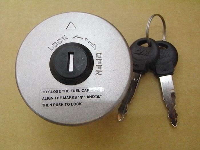 Крышка топливного бака с замком и ключами