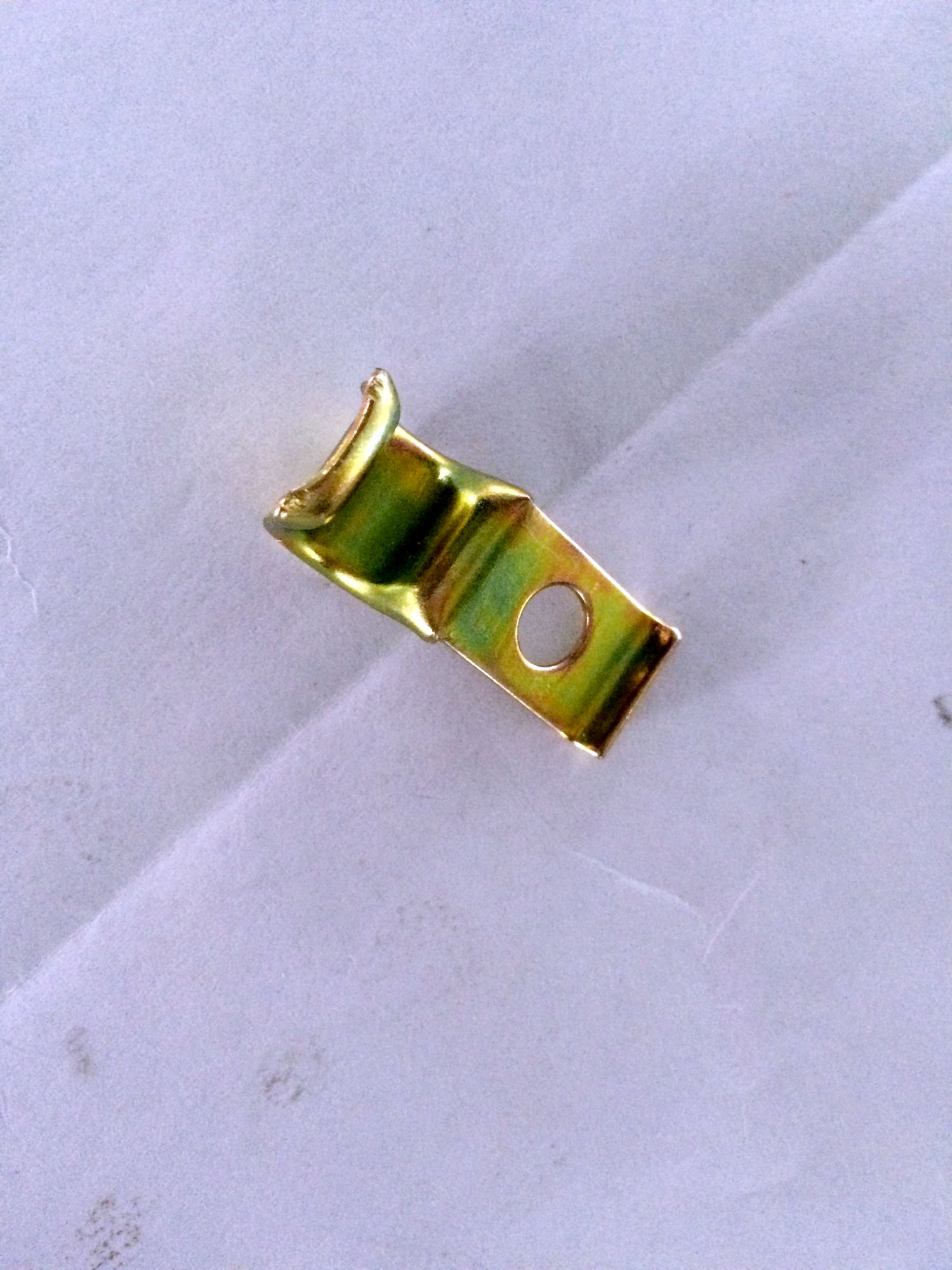 Зажим переливной горловины