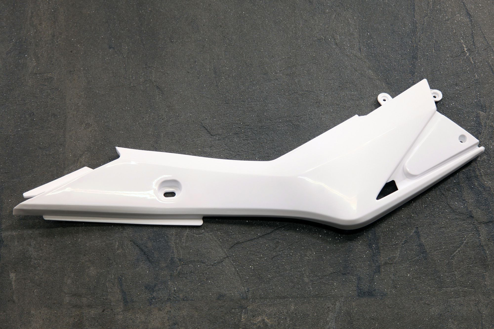 Облицовка средняя спереди левая, белый