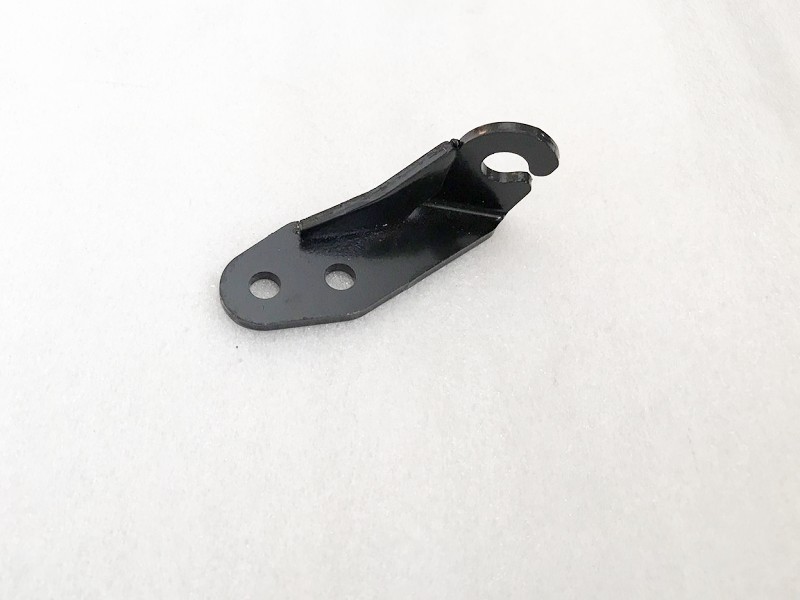 Крепление троса стояночного тормоза