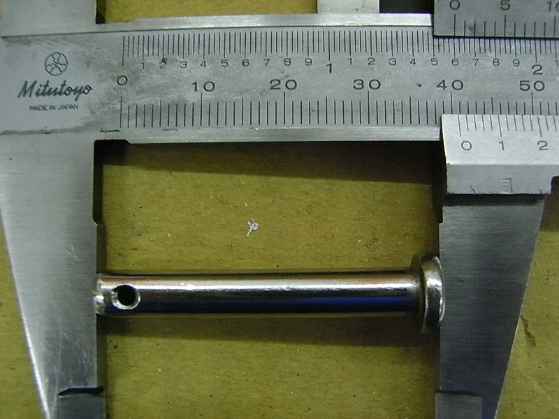 Ось кронштейна опоры для ног