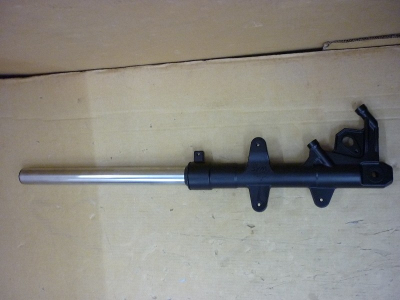 Амортизатор передний правый