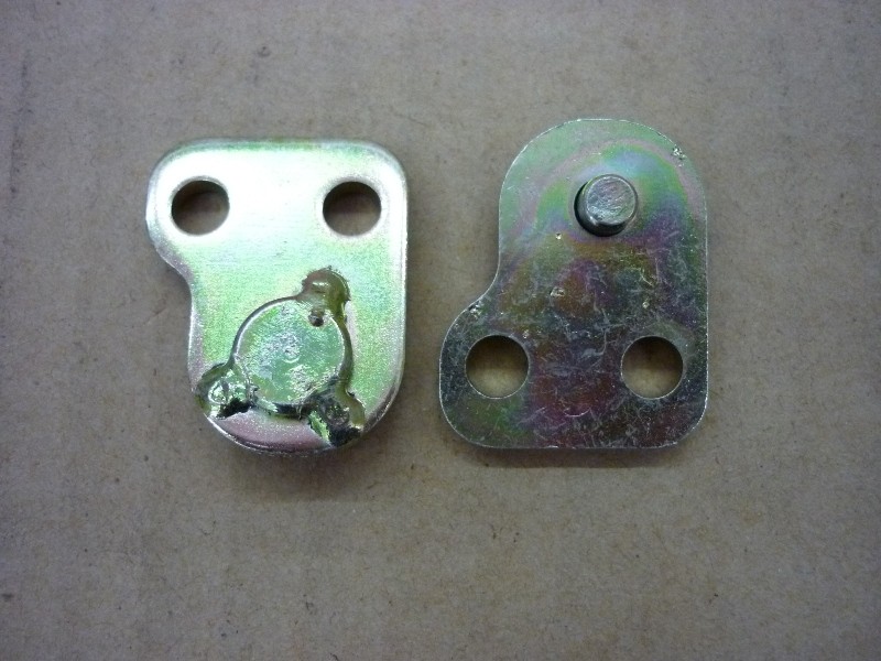 Петля крышки отсека для мелочей