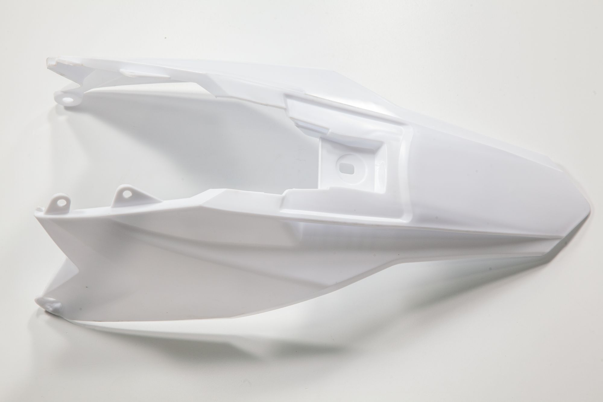 Крыло заднее, белый