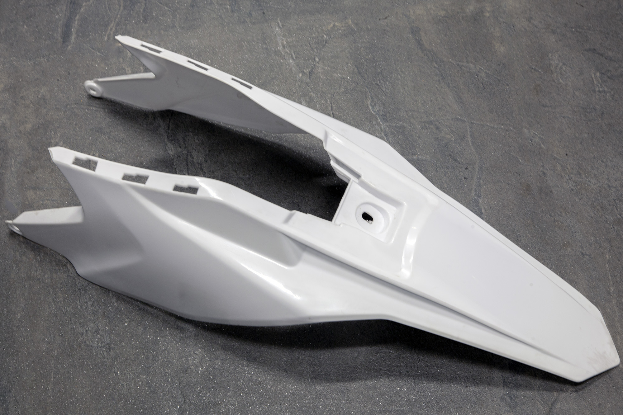 Крыло заднее, белый