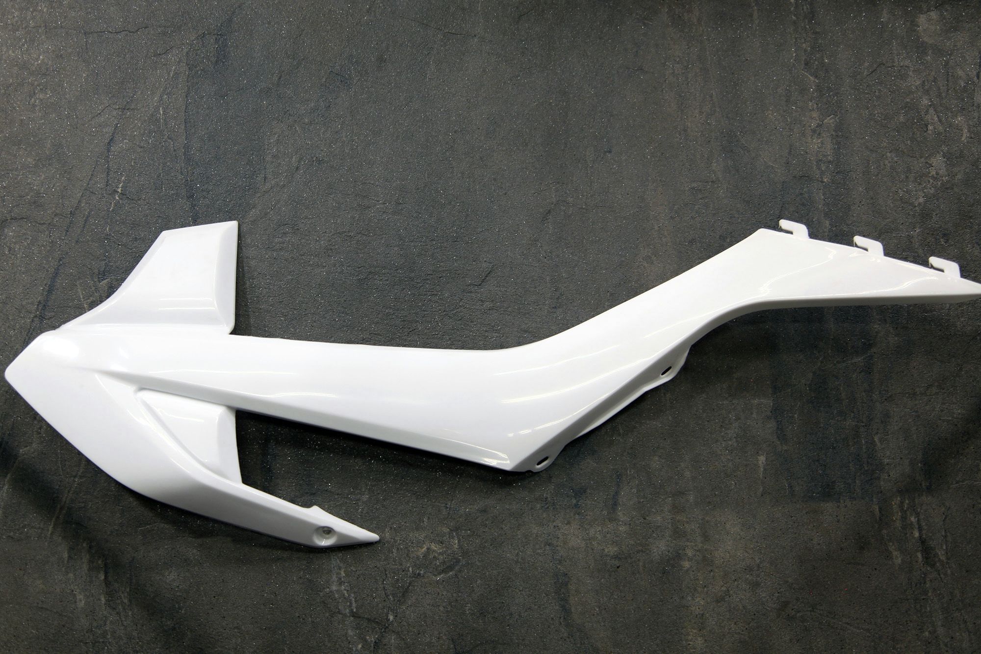 Облицовка передняя правая, белый