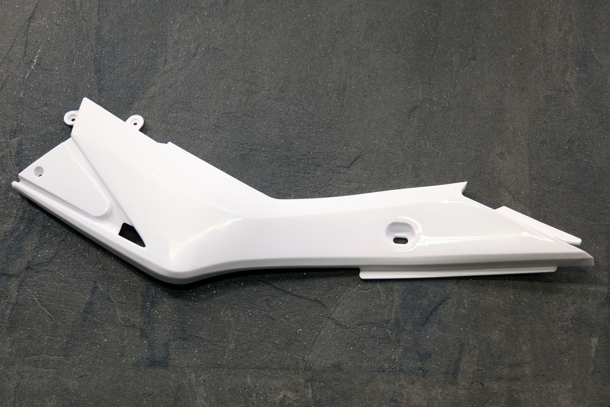 Облицовка средняя спереди правая, белый