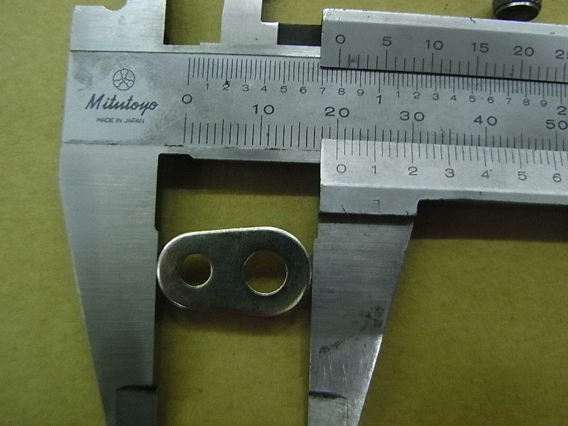 Петля крышки отсека для мелочей