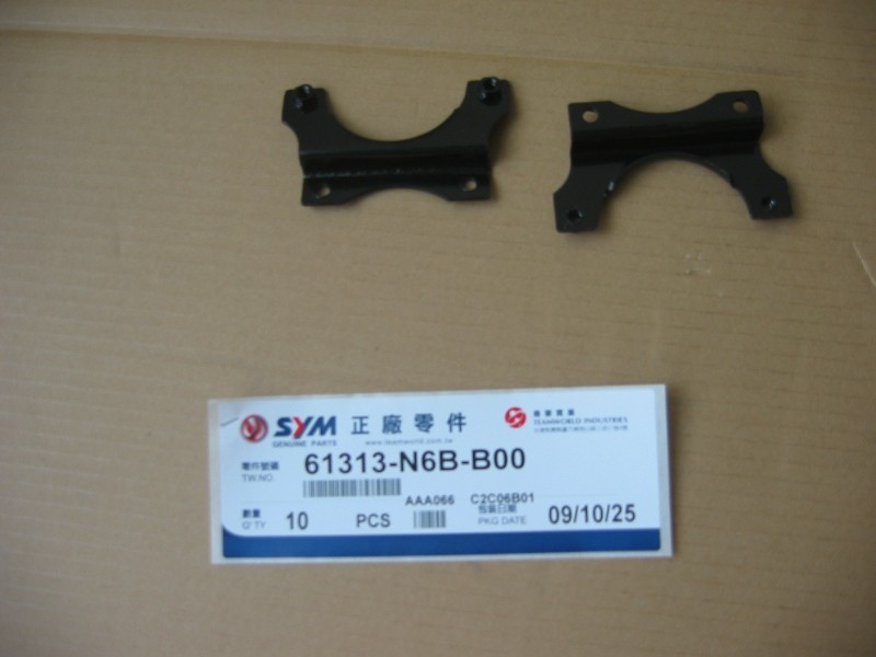 Кронштейн крепления эмблемы передней