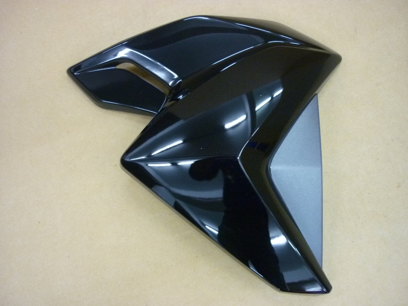 Облицовка правая чёрный (BK-001C/GY-7450U)