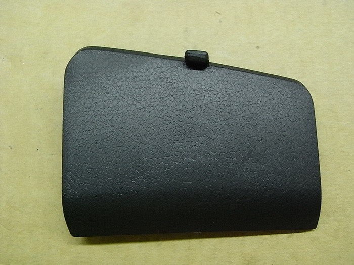 Крышка отсека для мелочи правая черный_BK-001U