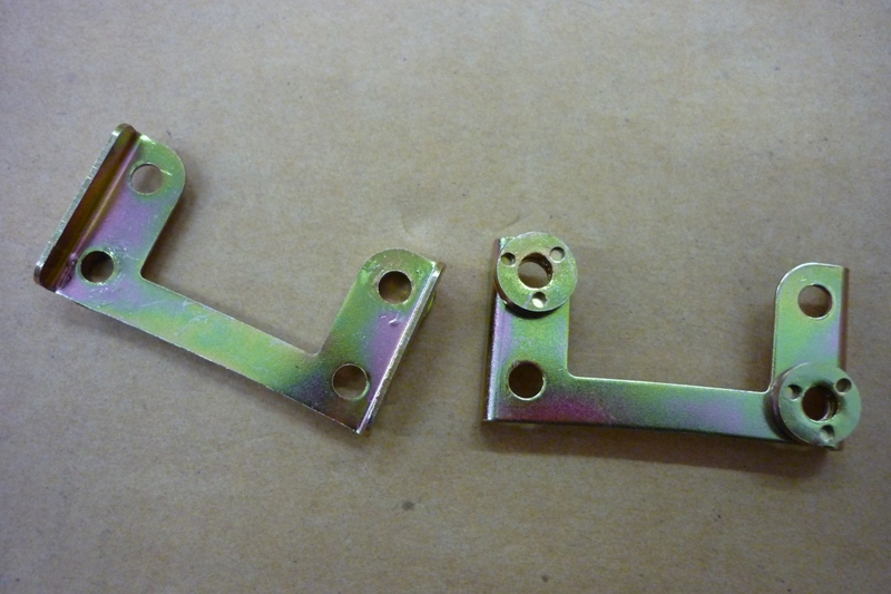 Крепление петли левой крышки