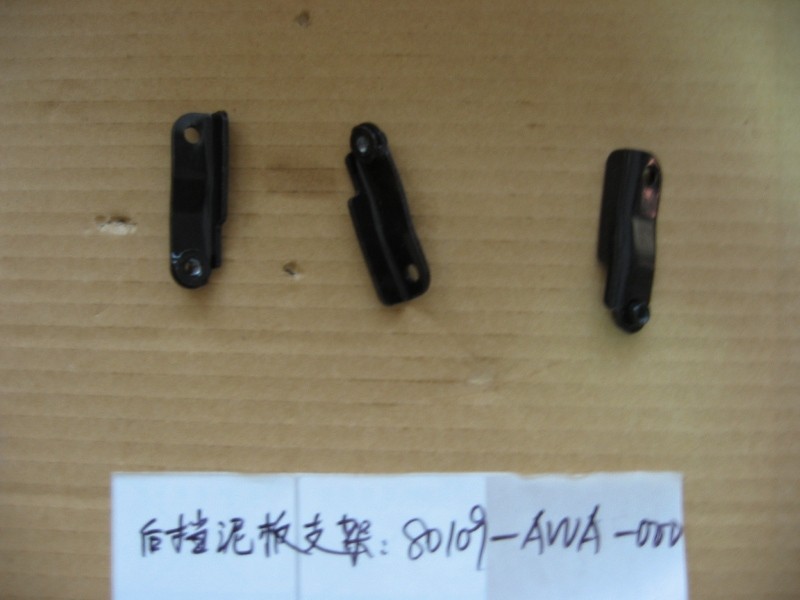 Кронштейн крепления брызговика заднего