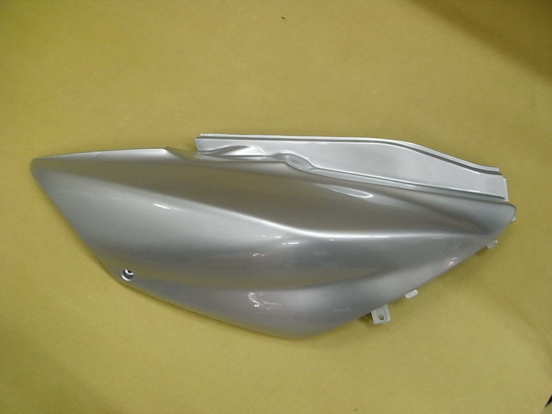 Облицовка под седлом правая серебристый_S-880S