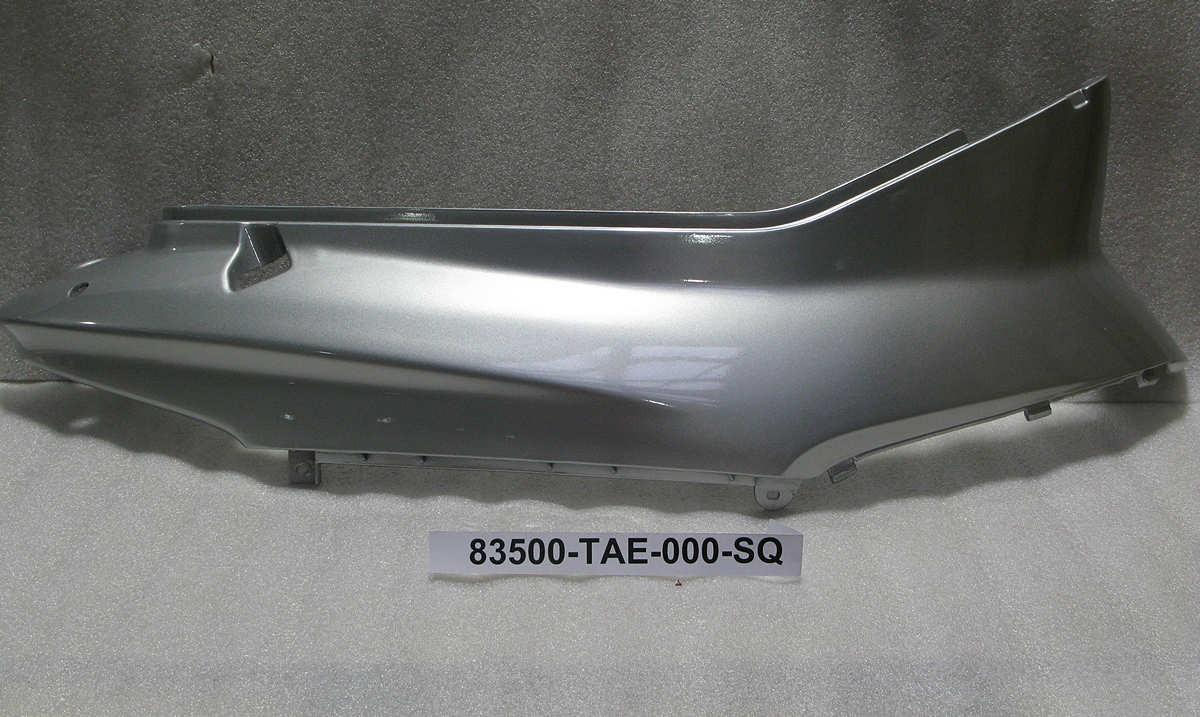 Облицовка под седлом верхняя правая серебристый_S-880S