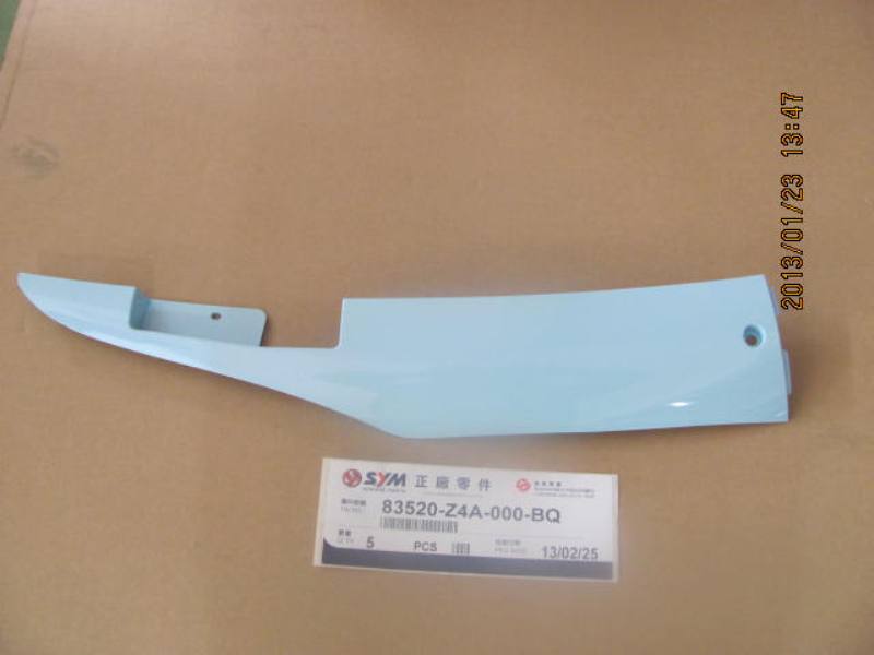 Облицовка боковая правая голубой (BU-301S)