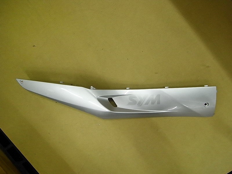 Облицовка боковая правая серебристый (S-421S)