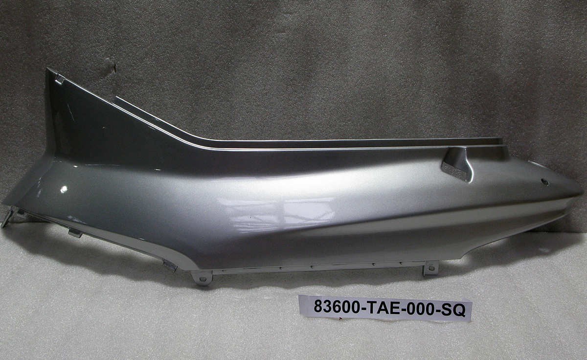 Облицовка под седлом верхняя левая серебристый_S-880S