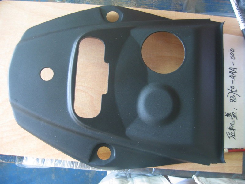 Облицовка центральная под сидением