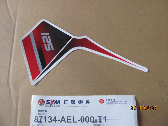 Наклейка пластика переднего правый/левый красный