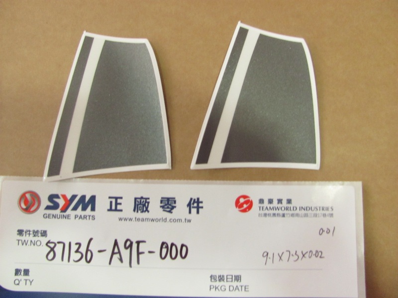 Наклейка на пластик левый передний