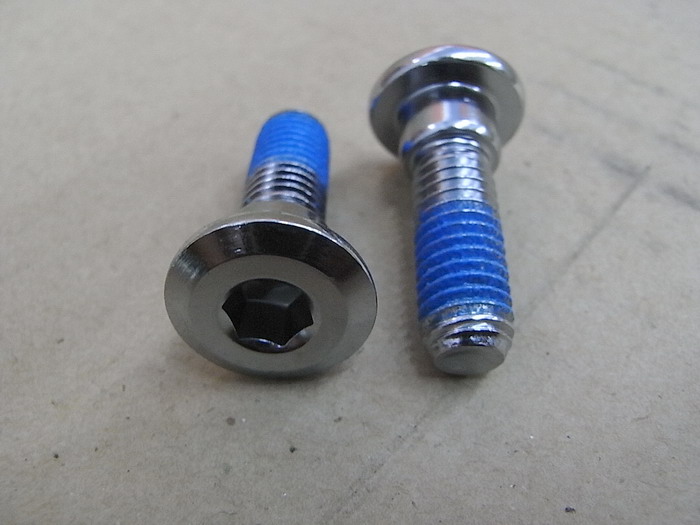 Болт переднего диска 8х26