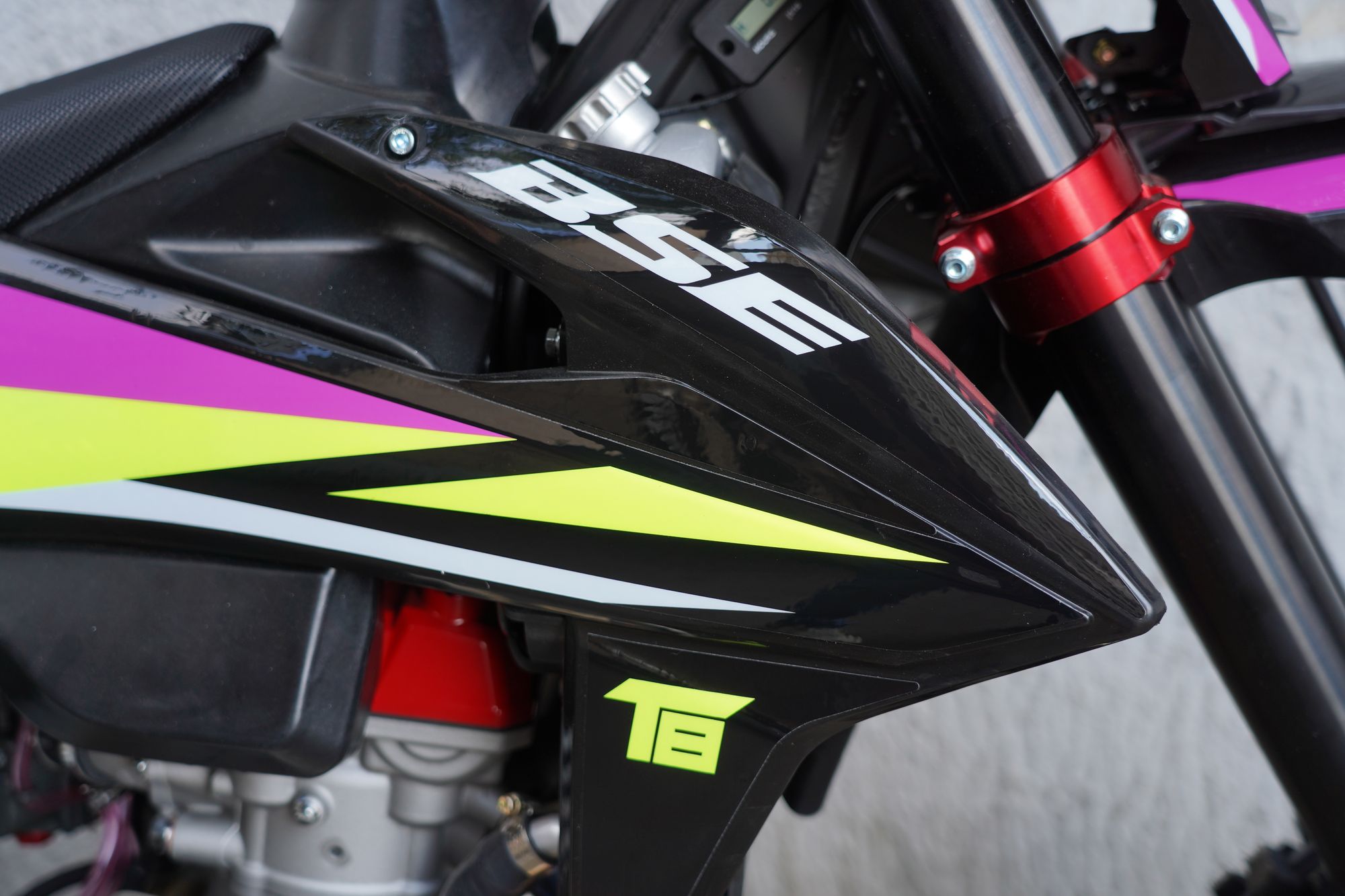 Наклейки BSE T8 Neon Storm (Sport)