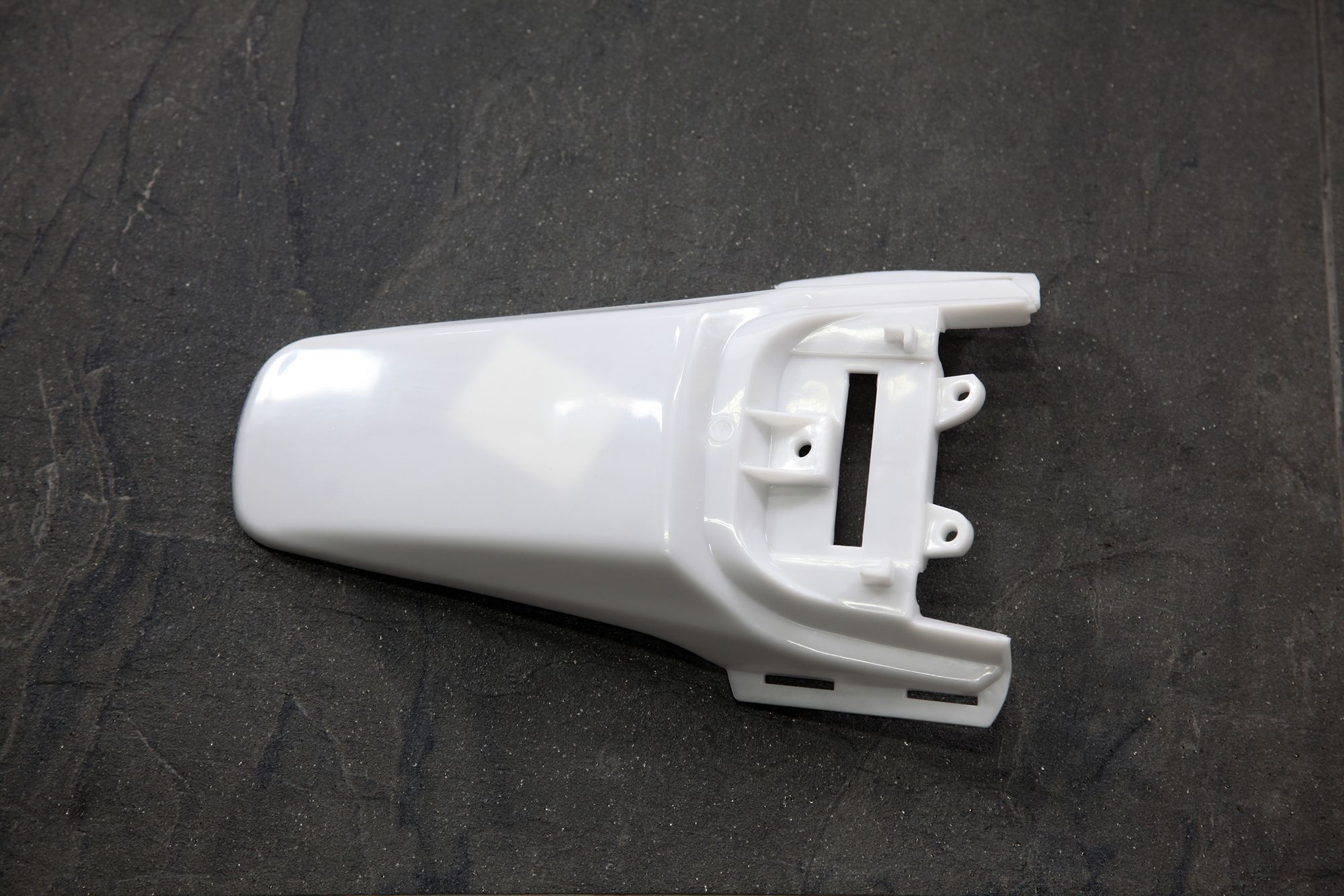 Крыло заднее, белое