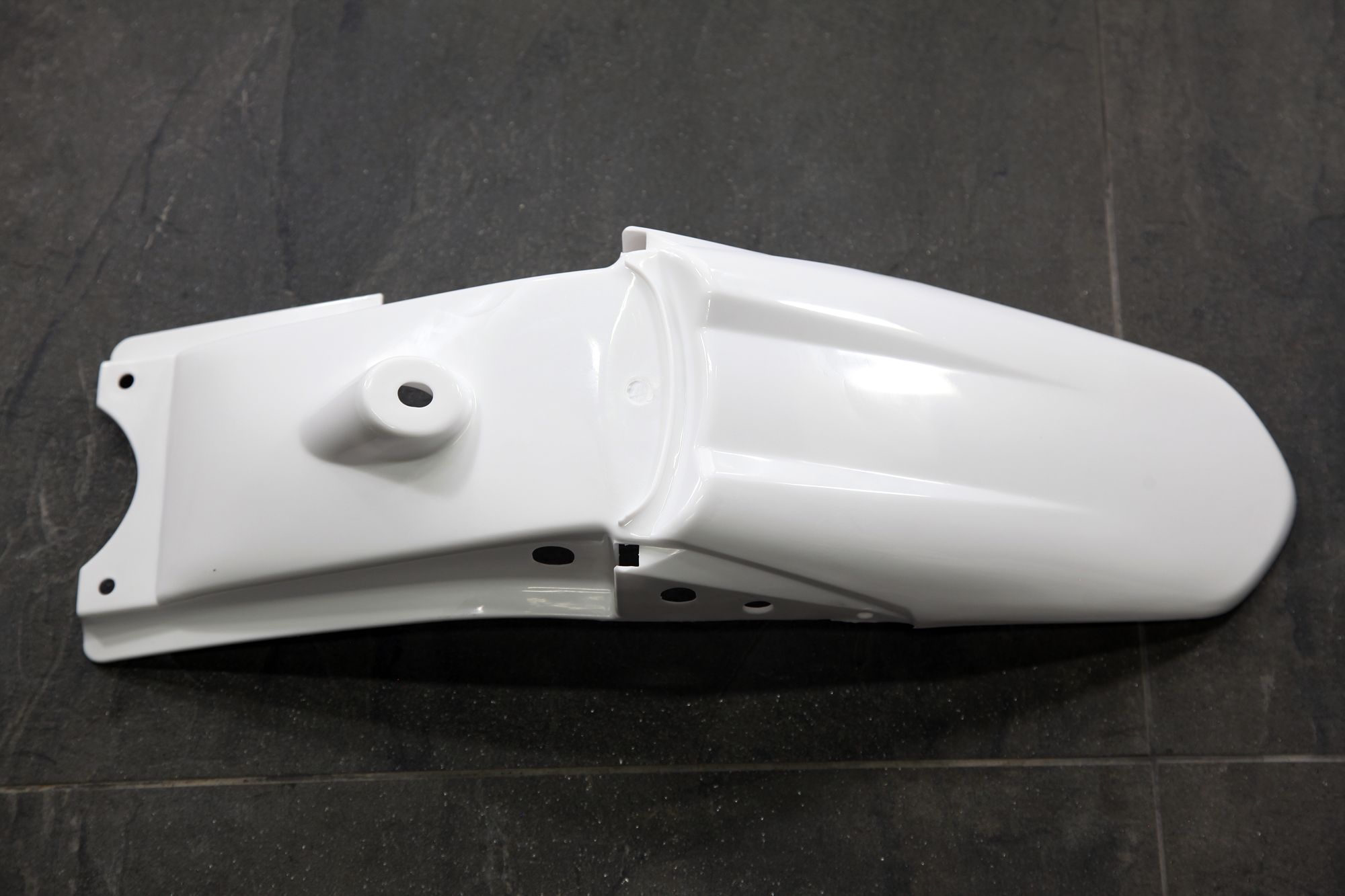 Крыло заднее белый