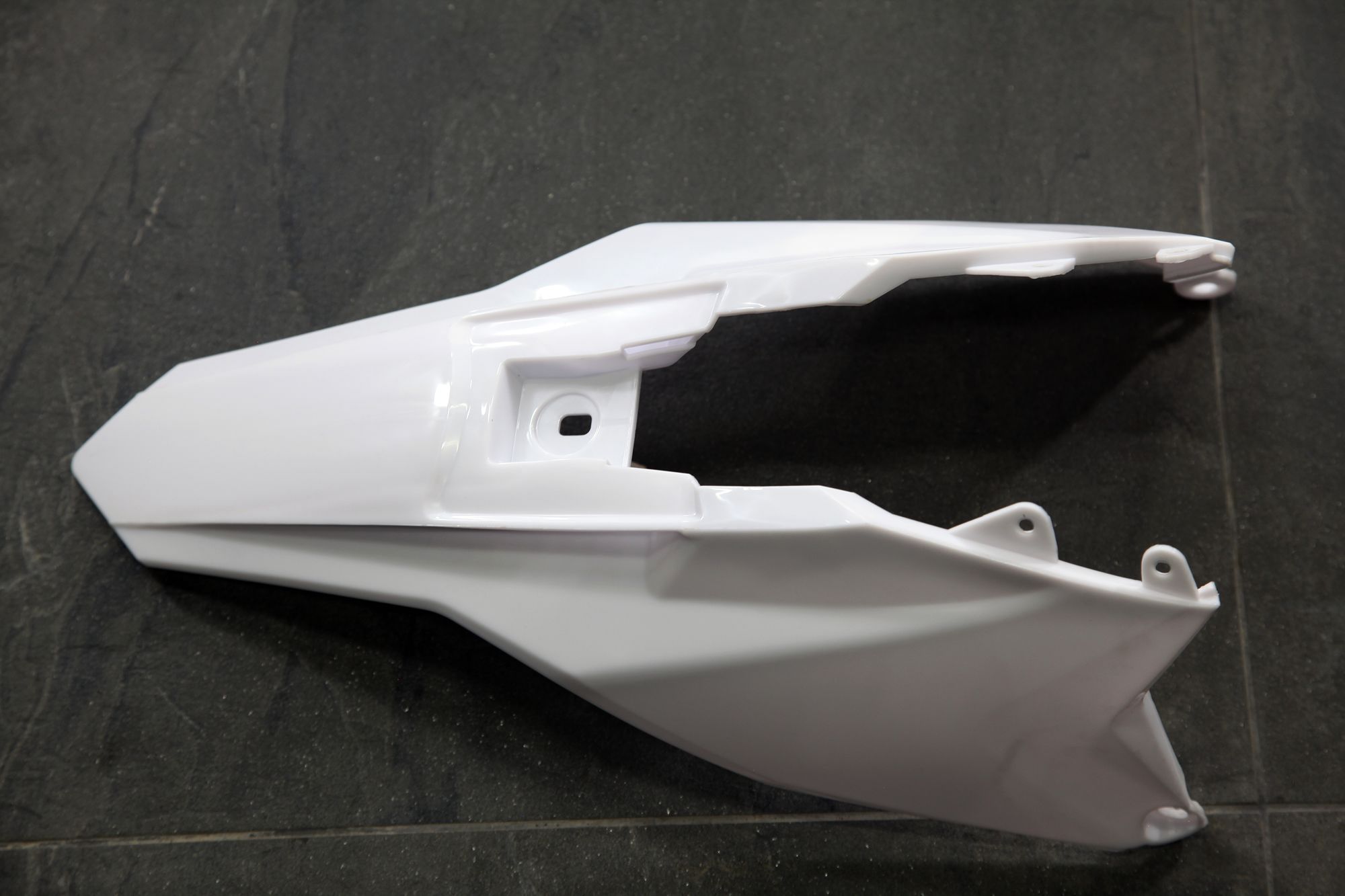 Крыло заднее белое